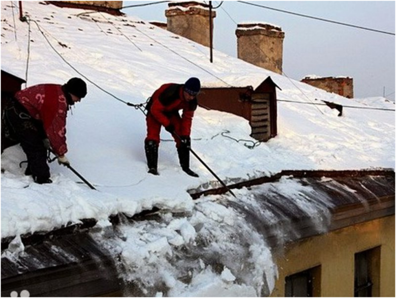 Андрей:  Уборка крыш от снега, уборка мусора и снега во дворе.