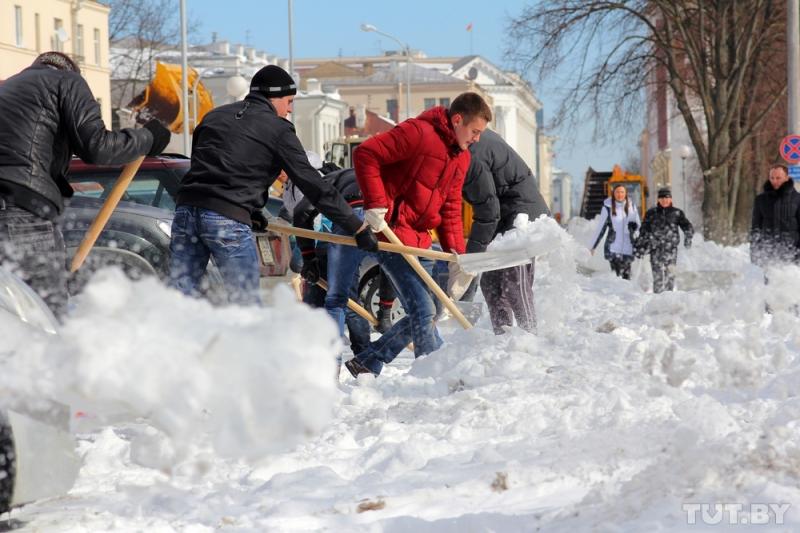 Чистка снега уборка льда.