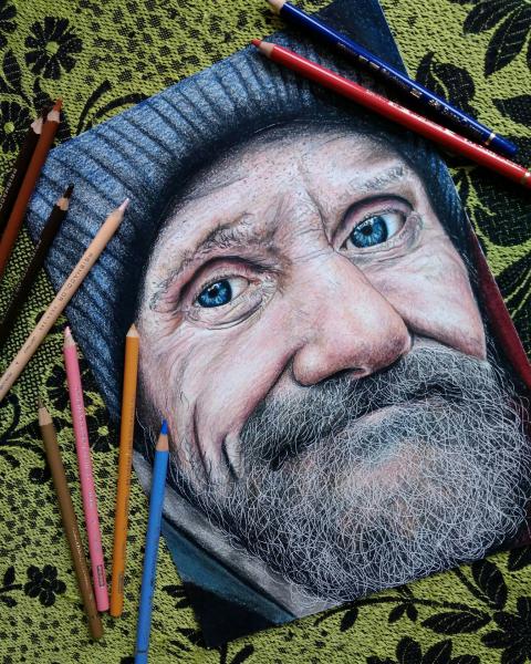 Светлана:  Рисую портрет цветными карандашами 
