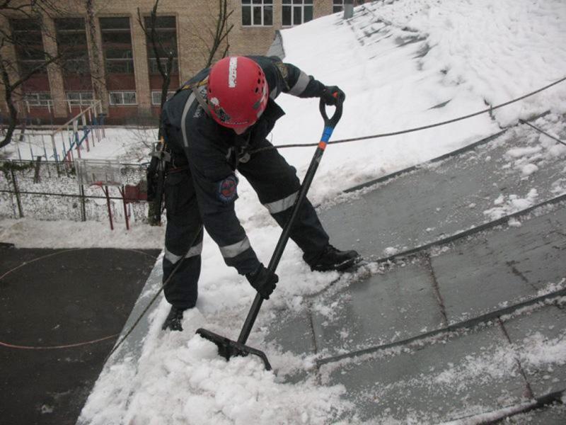 Александр:  Уборка снега с крыш в Кемерово промышленными альпинистами