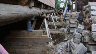 Александр:  Поднятие деревянных домов, устройство цоколей и фундаментов