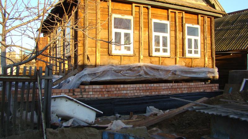 Александр:  Поднятие деревянных домов, устройство цоколей и фундаментов