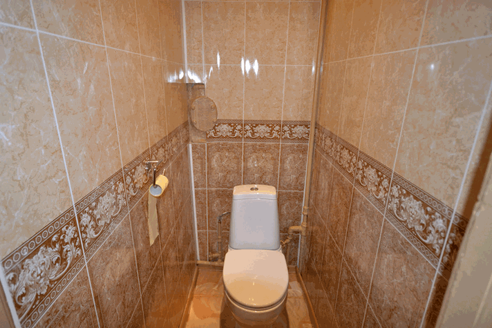 Ремонт туалета своими руками: отделка стен и потолка панелями ПВХ (30 фото)