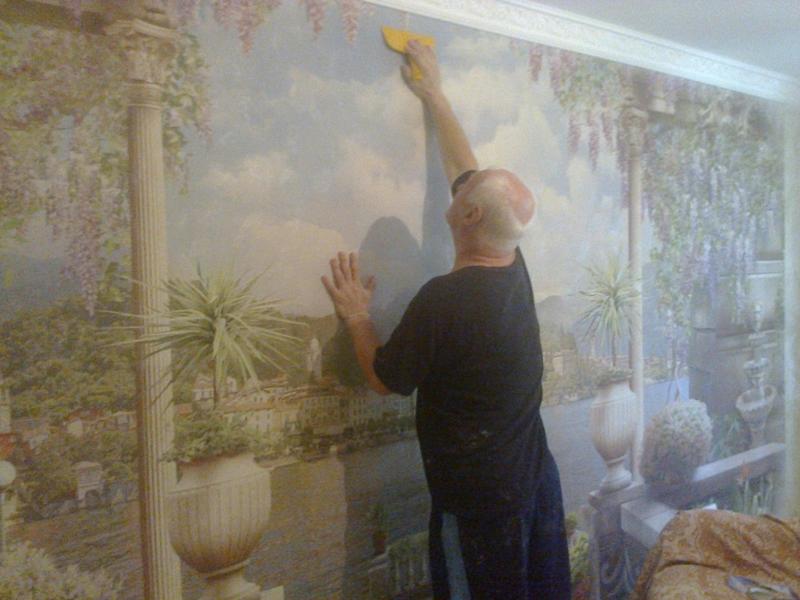  Поклейка обоев и багет 