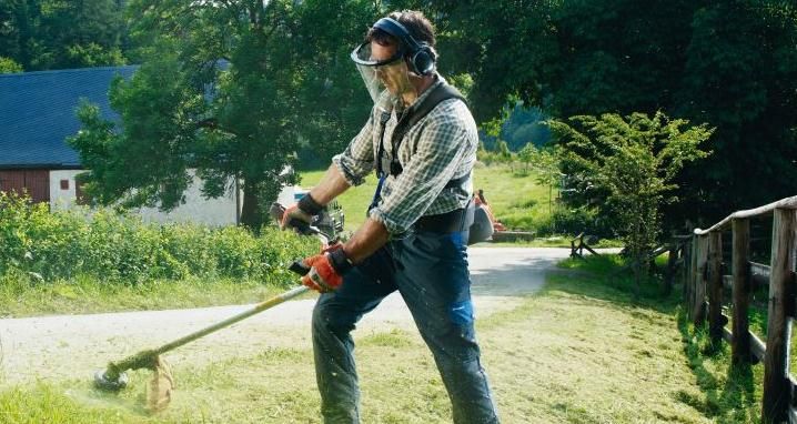 Покос( Скос) -травы Бензокосой.(Помощь -на Даче)