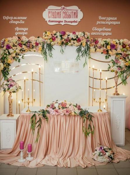 Выбираем подходящее оформление свадебного зала живыми цветами