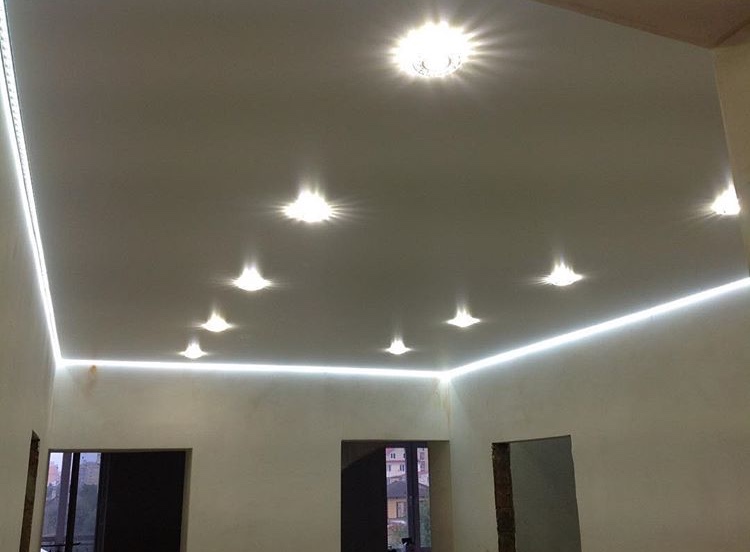 Анастасия:  Натяжные потолки с подсветкой!!