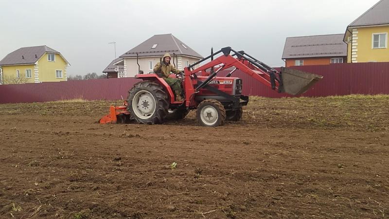 Добрая почва:  Вспашка земли мини трактором. Устройство газона