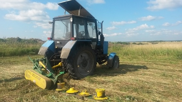 Виктория:  Покос травы трактором МТЗ 82 с роторной косилкой триммерами