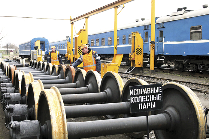 Колесные пары грузовых и пассажирских вагонов. Колесная пара пассажирского вагона ру1. Колеса железнодорожные в вагонном депо. Смены колесных пар тележки модели 18100. Колесная пара РЖД.