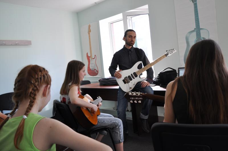 Алексей:  Уроки игры на гитаре по скайпу