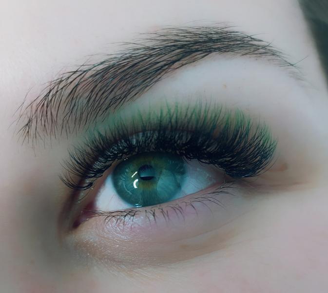 Цветные нарощенные ресницы фото для зеленых глаз