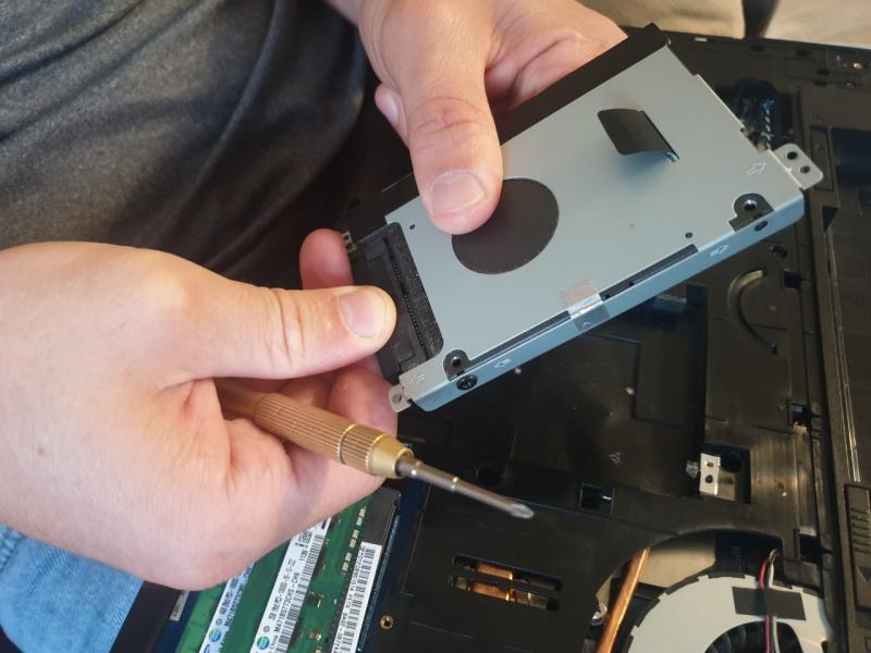 Александр:   занимаюсь ремонтом компьютеров, ноутбуков