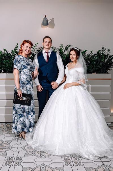 Юлия Зуйкина:  Ведущая свадеб, выездных регистраций