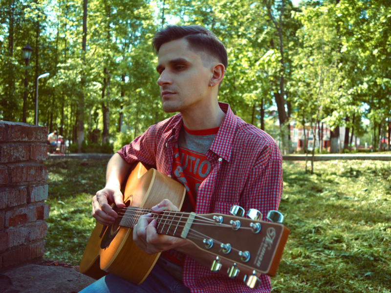 Егор Калганников:  Научись играть, петь любимые песни под гитару и укулеле