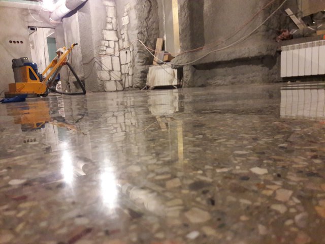 Андрей:  Шлифовка бетона и полировка бетона. 