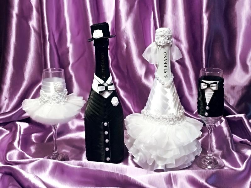 Красивый свадебный набор из двух бокалов и шампанского