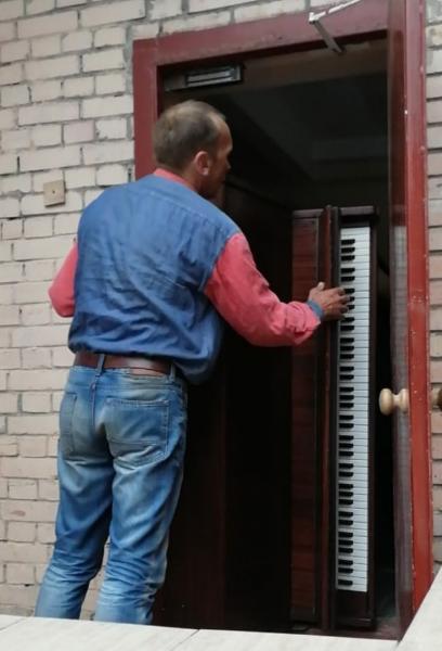 Вячеслав:  Профессиональная перевозка пианино, мебели вещей. Гарантия