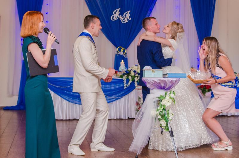Юлия:  Ведущая свадеб и торжеств