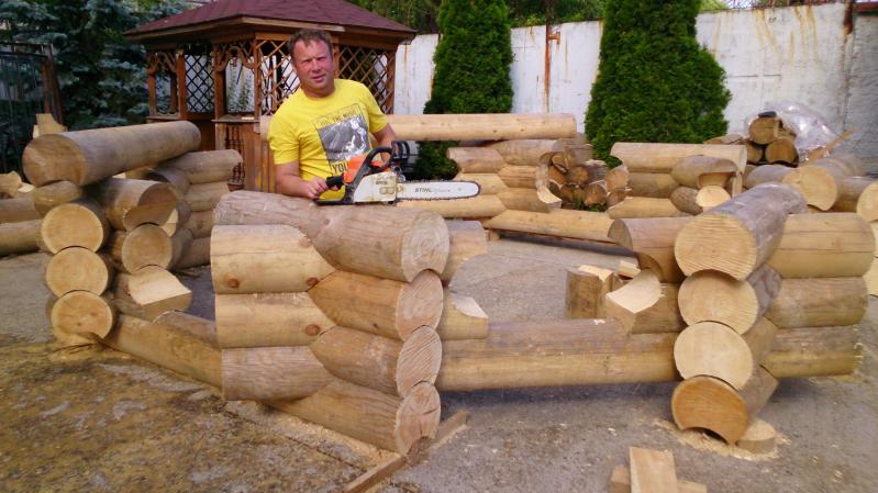 Николай:  Бригада плотников построит из дерева