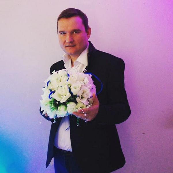 Олег:  Ведущий на свадьбу