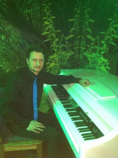 Алексей:  Настройка пианино,роялей.