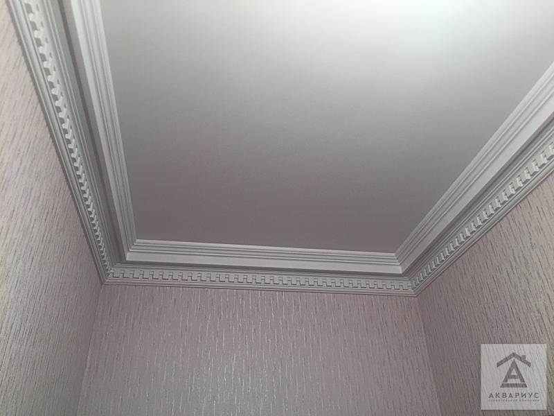Натяжной потолок с плинтусом потолочным фото в интерьере