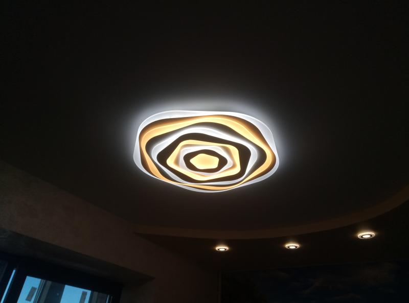 Подвесные потолки с узорами. Потолки ковров. Натяжной потолок ковер. Ковер на потолке. Монтаж натяжного потолка.