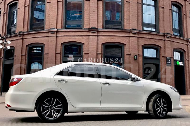 Дмитрий:  Белый Toyota Camry VII Restyling 2017