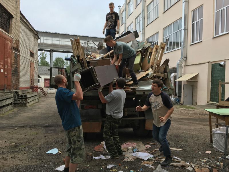 Алексей:  Вывоз строительного мусора, мебели, хлама на свалку