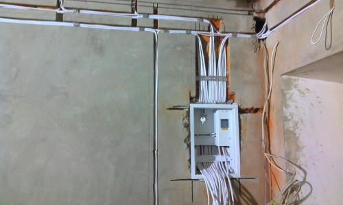 Артем:  услуги профессионального электро-монтажника в Евпатории 