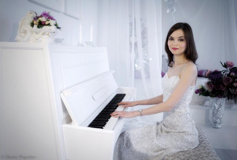 Ольга:  Пианистка на мероприятие