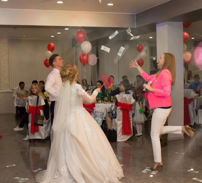 Марина:  Ведущая счастливых свадеб юбилеев корпоративов
