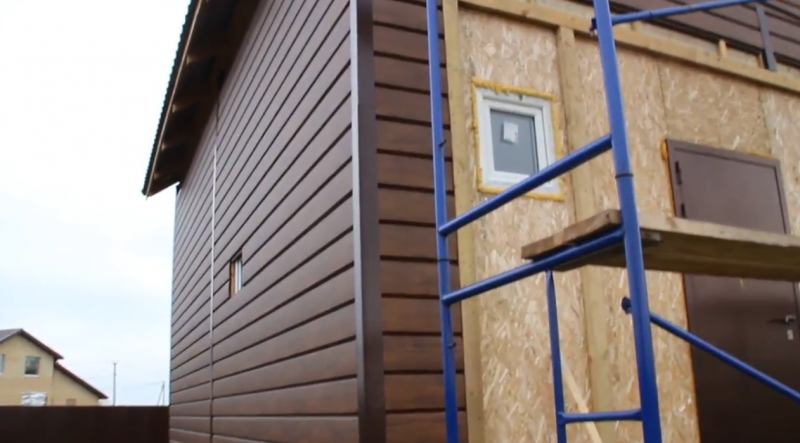 Олег:  Бригада строит каркасные дома,крыши и монтаж сайдинга
