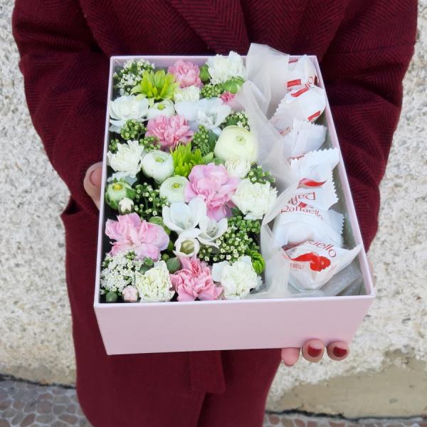 FIORI-FLOWERS:  Коробка с макарони Радость