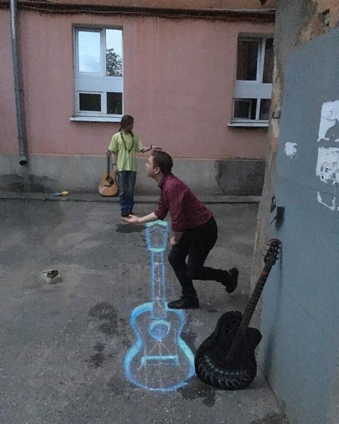 Алексей:  Уроки игры на гитаре, фортепиано, ударных.