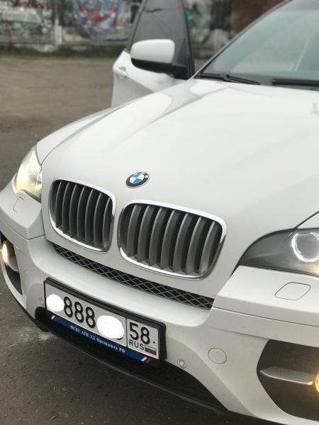 Елена:  Белая BMW X6 с водителем.