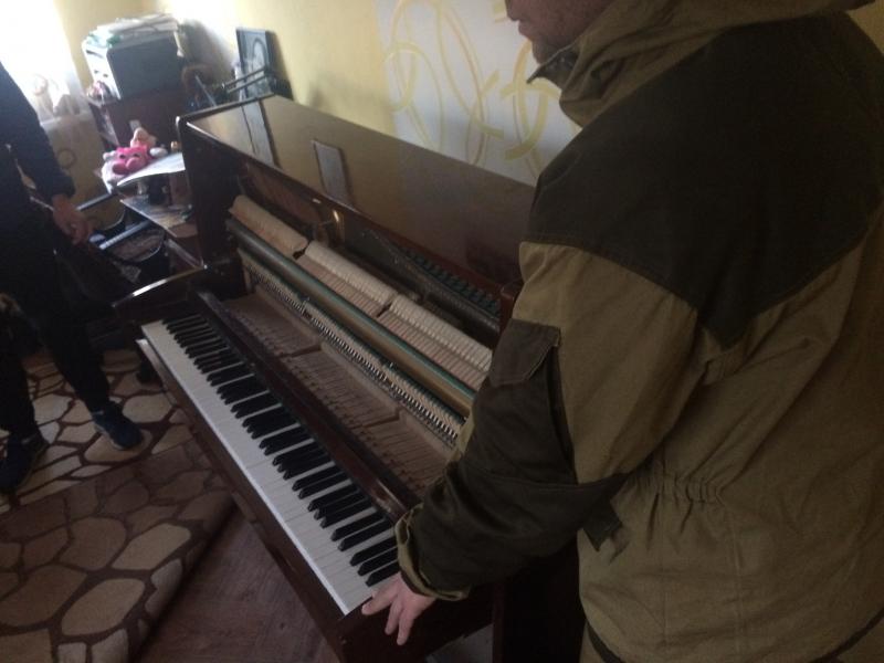 Дмитрий:  Перевозка пианино с грузчиками. 