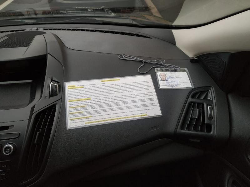 Дмитрий:  Бейдж-карточка водителя такси с тарифами перевозок 
