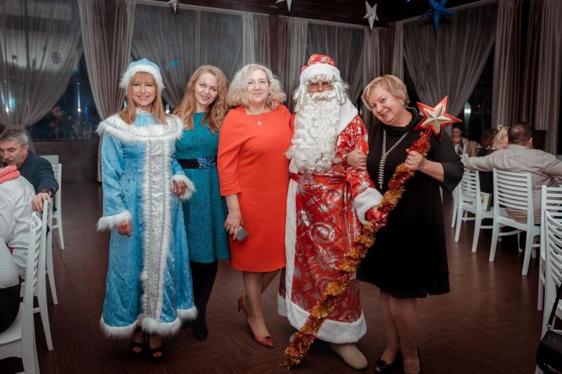 Поющие ведущие Дед Мороз и Снегурочка на Ваш праздник.