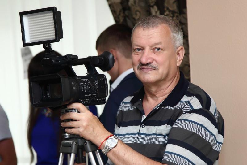 Владимир:  Видеограф, видеосъемка, видеомонтаж на профессиональную камеру (не фотоаппарат)