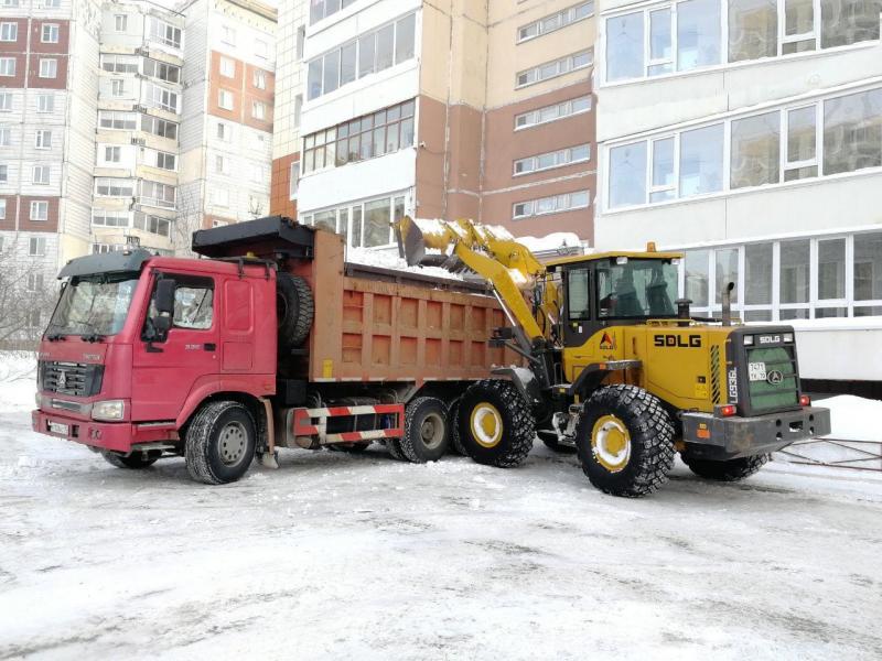 Погрузка снега в КАМАЗ