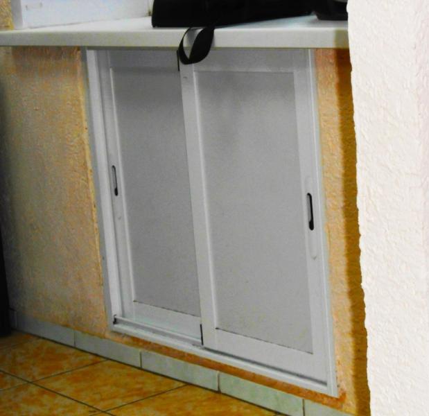 Евгений:  Холодильник под окно