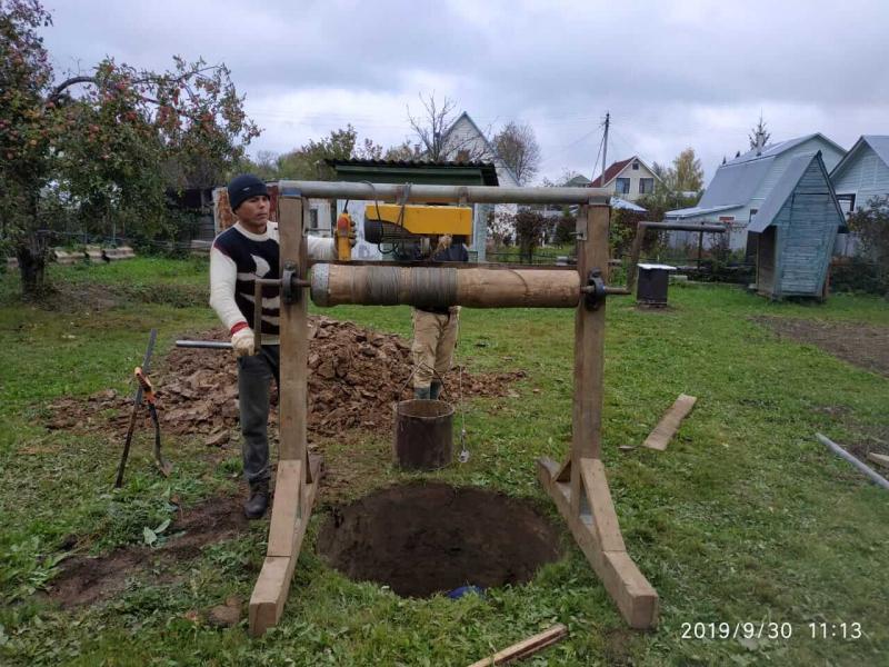 Копка колодца истра. Колодец с ведром на цепи.