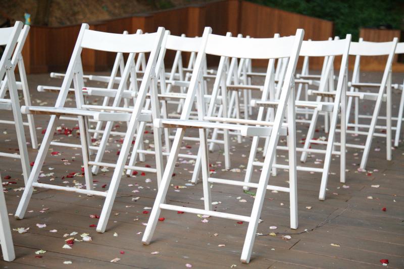 Роман:  Белые деревянные стулья в аренду