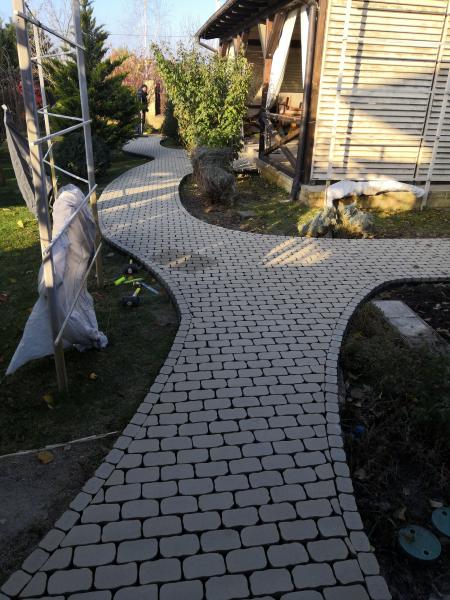  Максим:  Укладка тротуарной плитки и бетонирование дворов