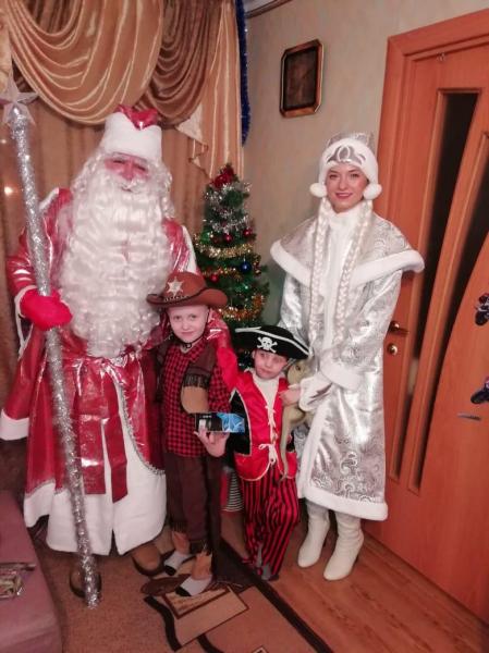 Elena:  Дед Мороз и Снегурочка спешат поздравить! 