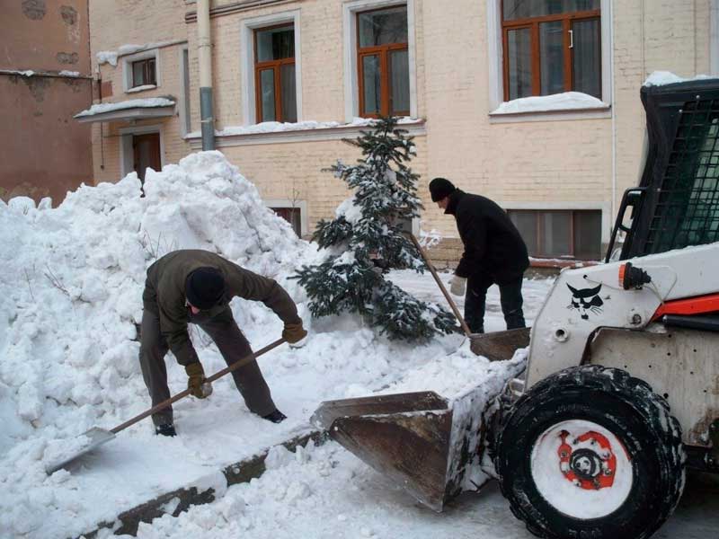 Уборка снега вручную и спецтехникой, Очистка кровли