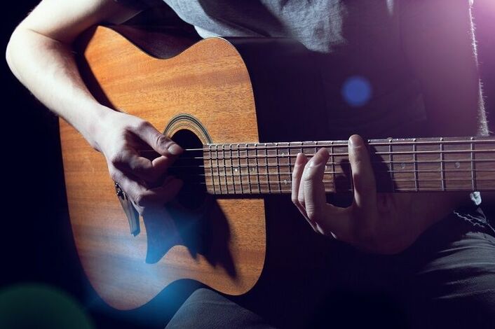 Алексей:  Обучение игре на гитаре на дому