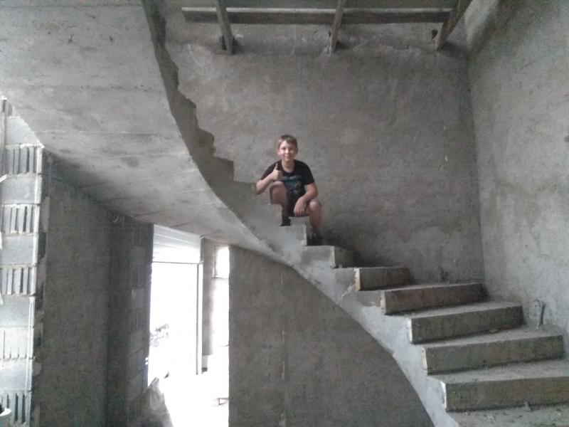 Вячеслав:  Изготовление бетонных монолитных лестниц.